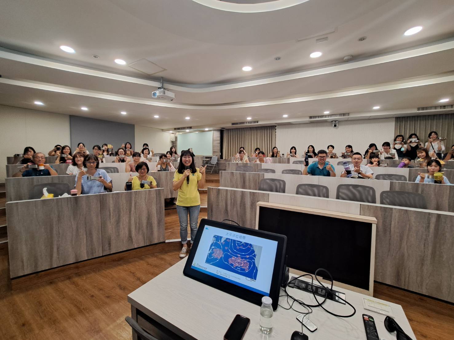 慈心有機農業發展基金會高區推廣專員，蒞校講解台灣現在面臨的廢棄物問題圖片