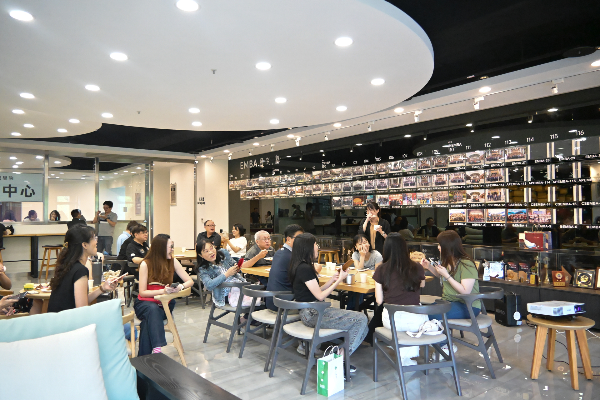 管院師長同仁一起享用餐點、交流近況，感受屬於管院大家庭的溫暖氛圍圖片