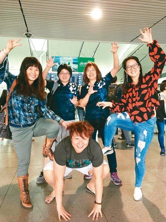 5位大女生因走戈壁結緣，決定合資開店「支支紅」麻辣串。 圖／梁錦玲提供圖片