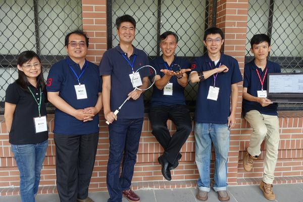 國立中山大學資訊管理學系講座教授陳年興團隊成功研發「穿戴式科技羽球教學輔助系統」，國手不必現身，就能教學生打羽球。左起中山大學資管系博士後研究員鄭怡玲、高雄醫學大學醫務管理暨醫療資訊學系助理教授魏春旺、中山大學通識教育中心助理教授林國欽、資管系講座教授陳年興、研究助理張偉倫及碩士生黃尹政。圖片