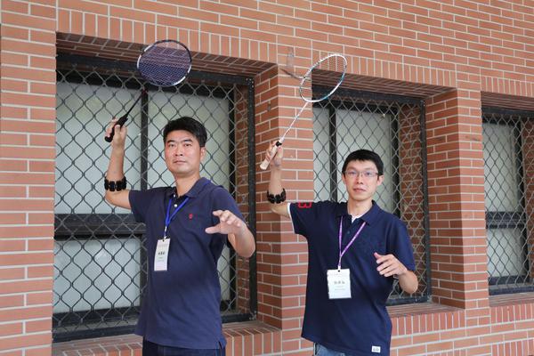 中山大學研發「穿戴式科技羽球教學輔助系統」，透過穿戴式手環收集我國亞運羽球國手林國欽（左）等四人揮拍擊球時，前臂肌肉使用的力道狀況，再與學生相互比對，提供即時回饋校正。圖片