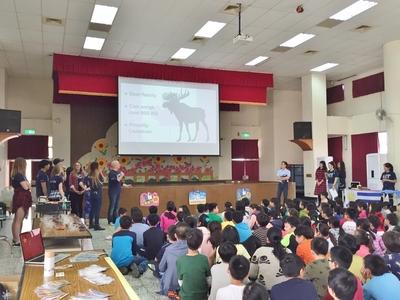 ACT學生向忠孝國小學童介紹家鄉圖片