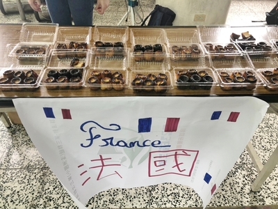 法國組帶來經典糕點可麗露與學童分享圖片