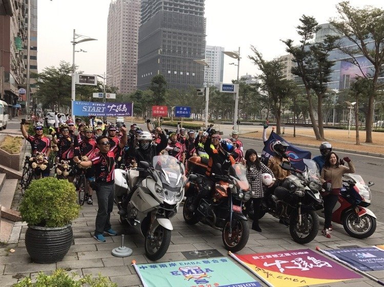 由加拿大皇家EMBA學長出動4台BMW 重行機車作爲騎程的嚮導車。 世寰企管／提供圖片