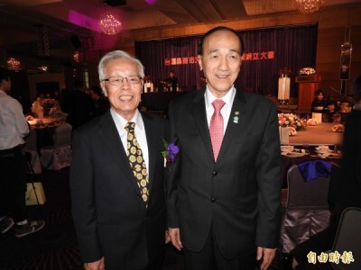「台灣．雄大會｣是由高醫大校友會名譽理事長黃壽雄（左）與高雄第一科大校友會理事長陳昭男（右）聯手催生陳昭男並擔任首任理事長。（記者方志賢攝）圖片