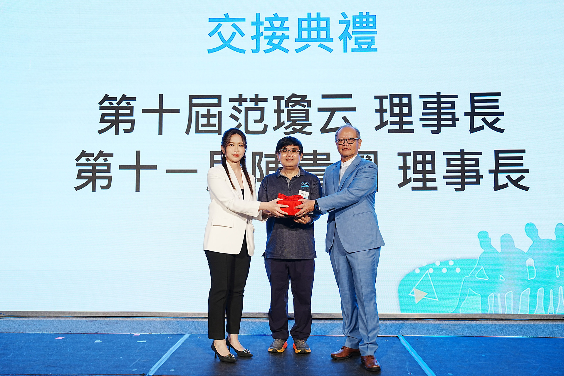 在管理學院林豪傑院長（中）的監交下，北Ｅ校友會由第十屆理事長范瓊云（左）交棒予第十一屆理事長陳貴國（右）圖片