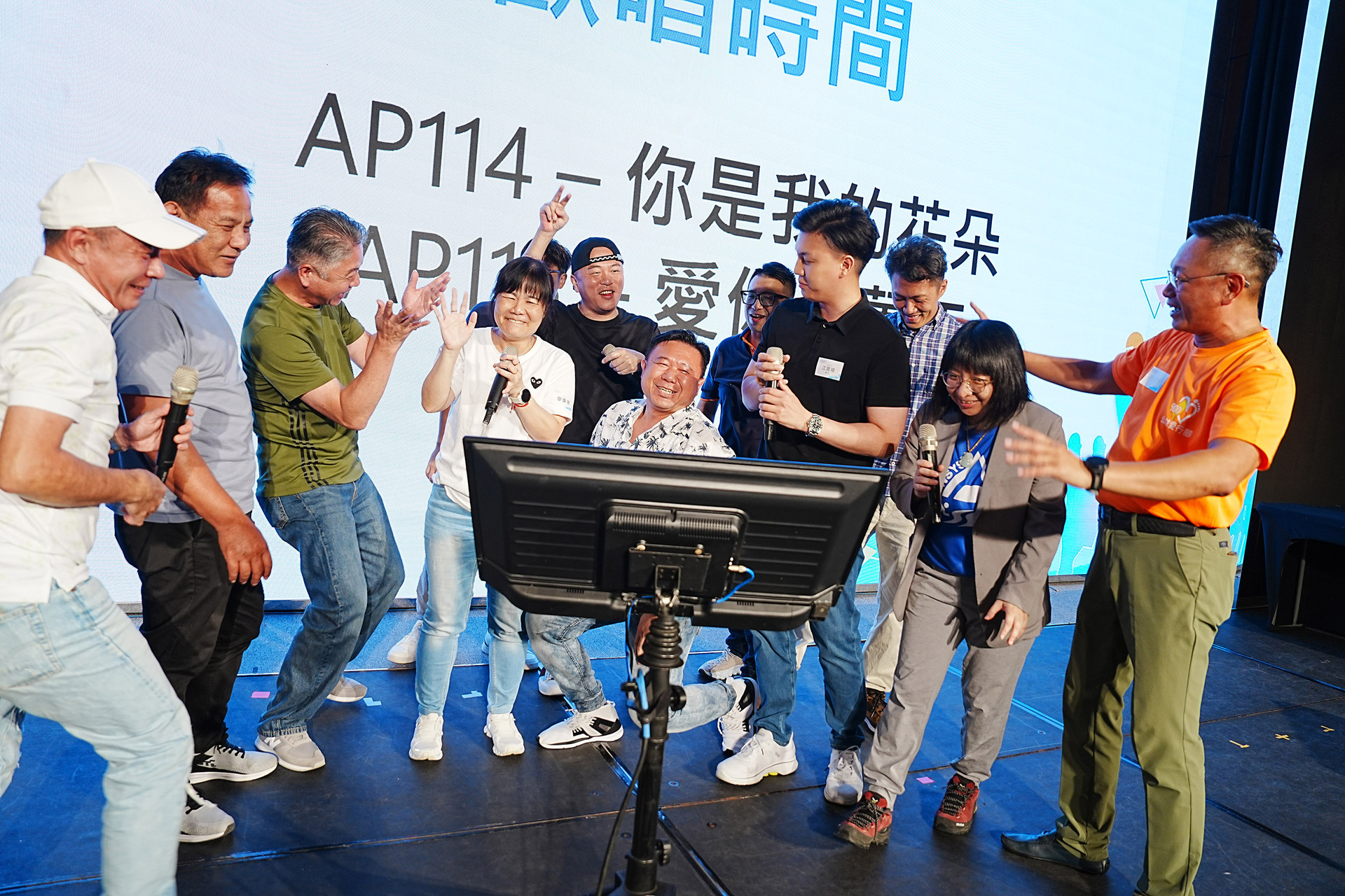 校友貴賓歡唱圖片
