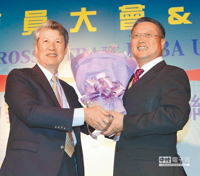 創會會長宋貴修（左）功成身退，新任會長黃烱輝（右）任重道遠。圖／聯合會提供圖片