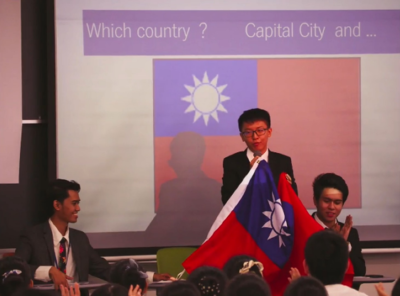 中山資管系鍾享奇同學代表台灣於2018WYM會中介紹台灣圖片