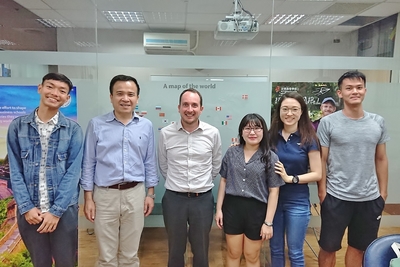左起人管全英呂國豪同學、徐士傑主任、NTU學校代表Chris Crabot、郭宜蓁同學、莊友羑同學及王偉傑同學圖片