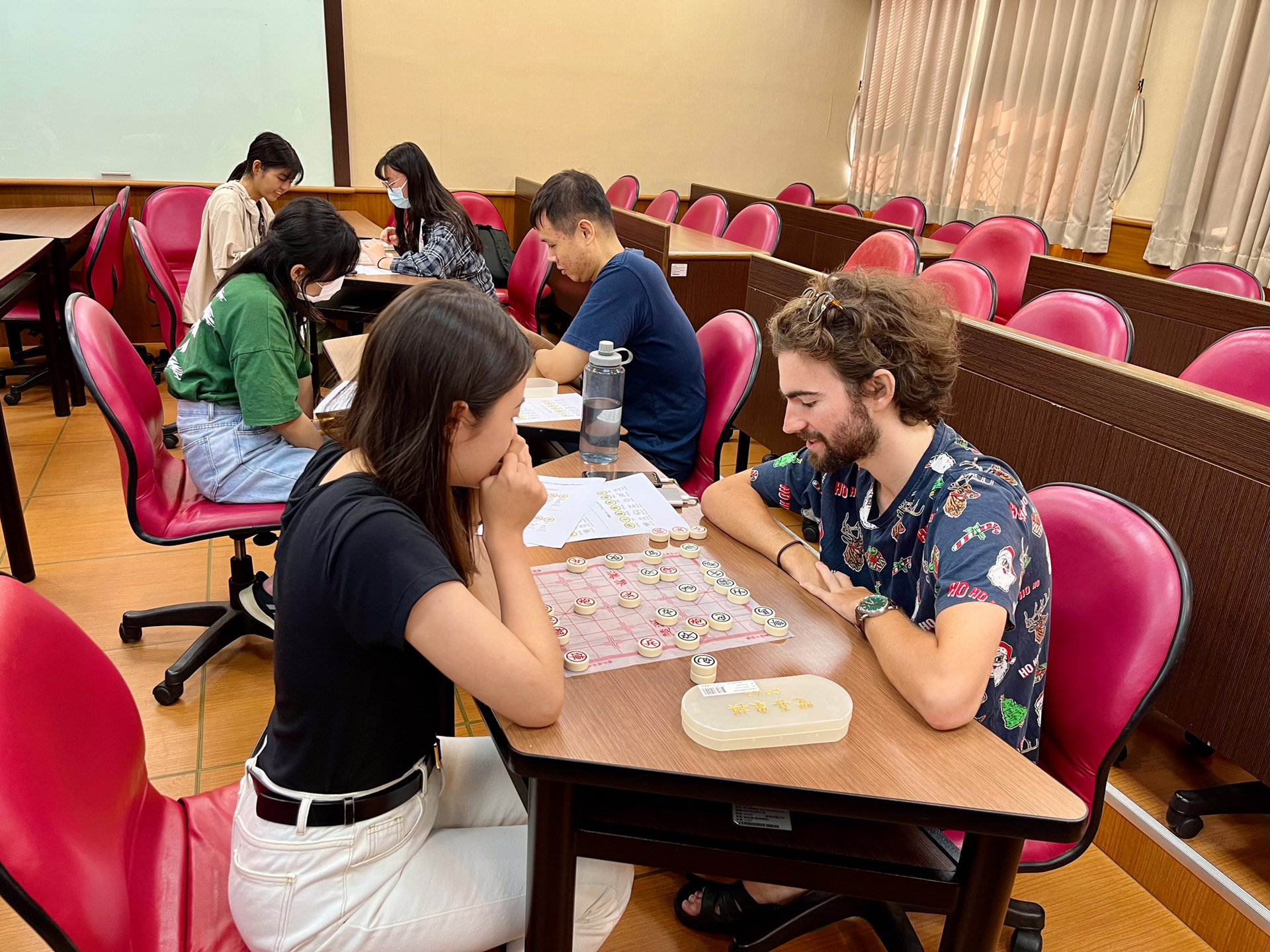 象棋交流活動,一位台灣學生配對一位外國學生