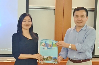 IBMBA徐士傑主任頒贈感謝紀念品給葉總監圖片