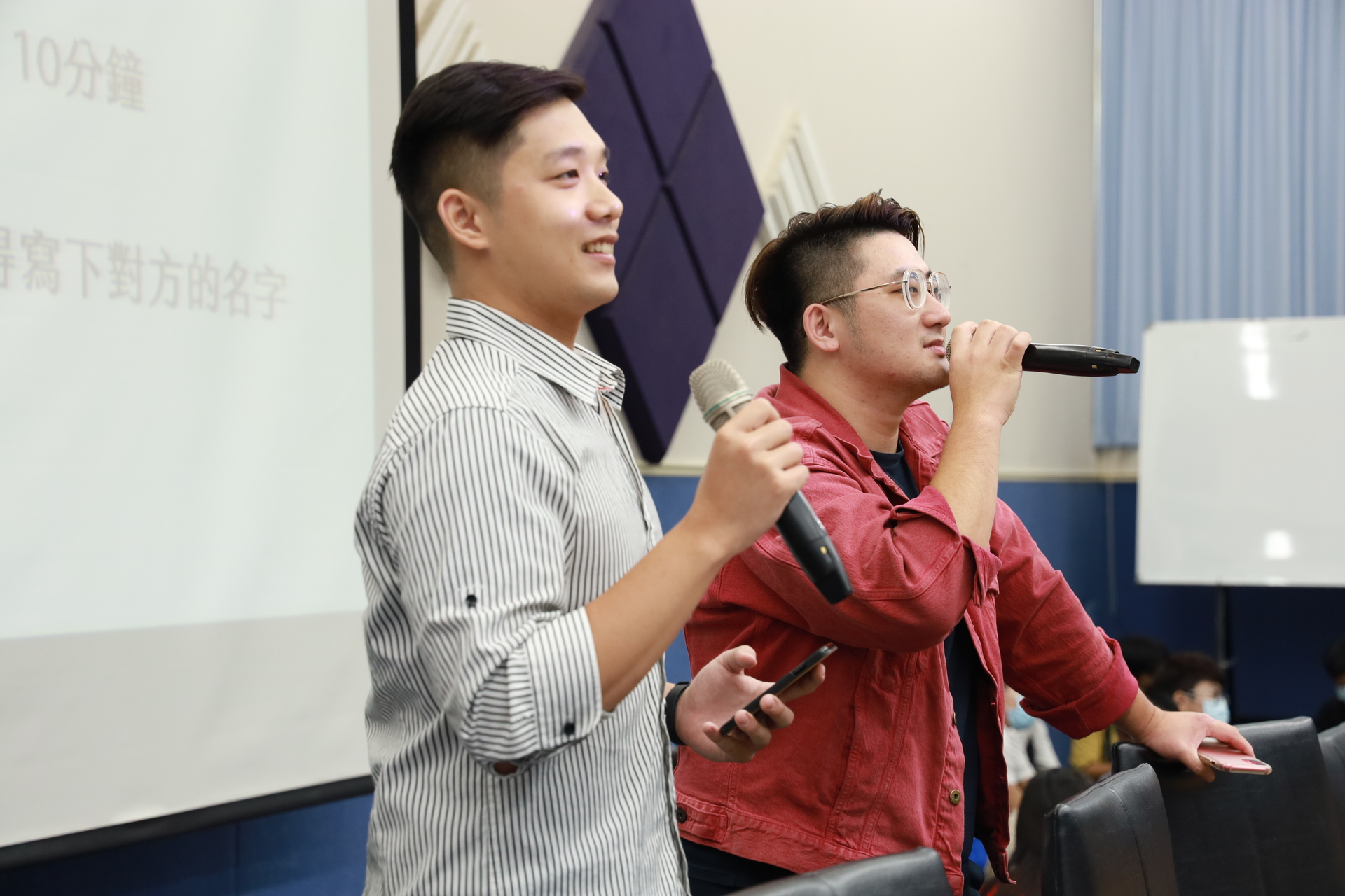 中山財管系106級校友陳鐿中(左)和陳建宏(右)