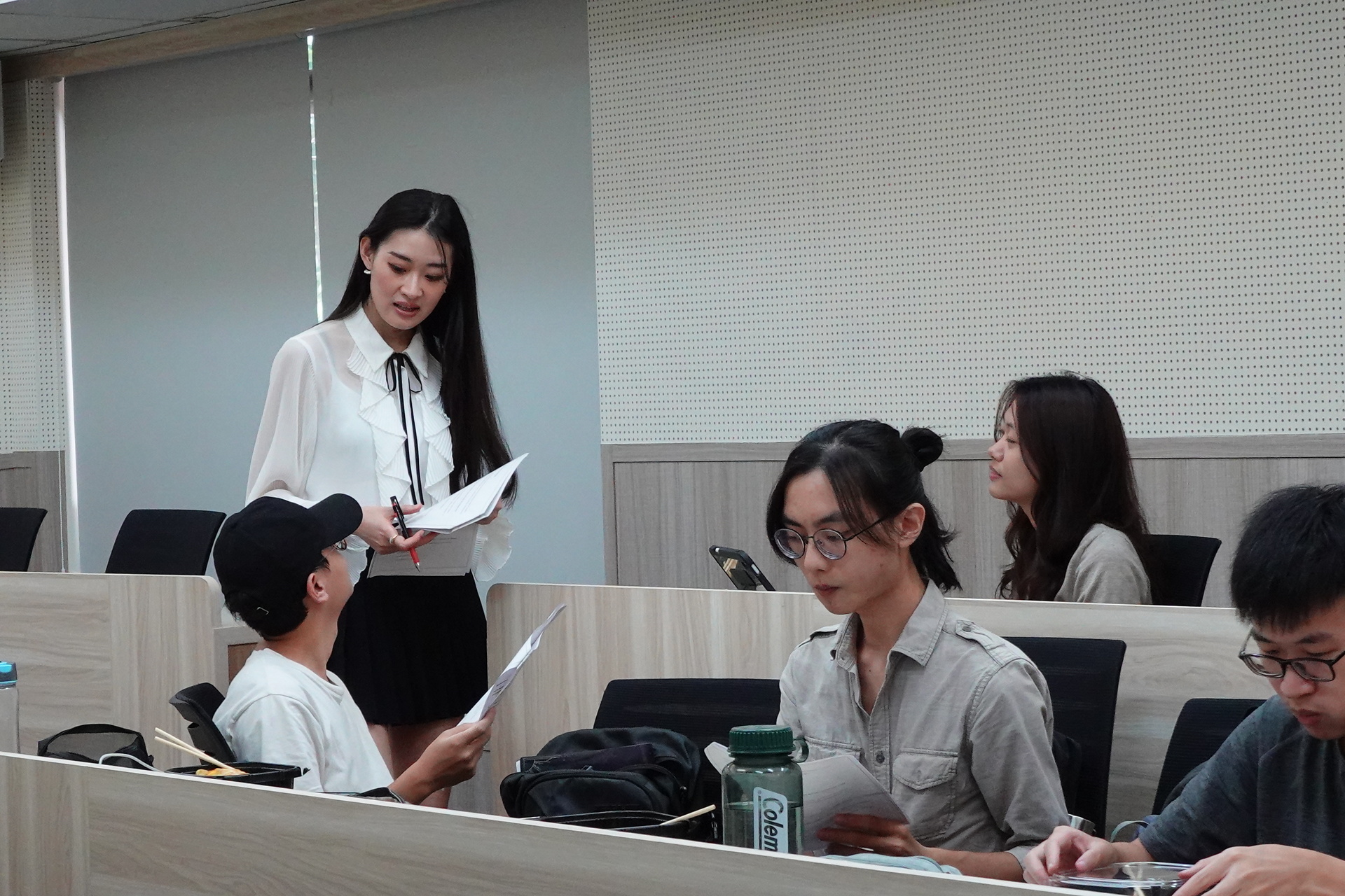 同學向講師Haley詢問主題內容