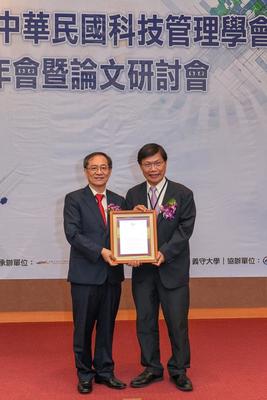 和別人學 跟自己比 中華醫事科技大學校長曾信超（校友中心）圖片