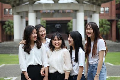 團隊成員皆為企管系112級學生，左起劉于瑄、賴宇柔、吉澤杏梨、翁雨柔、鄭真圖片