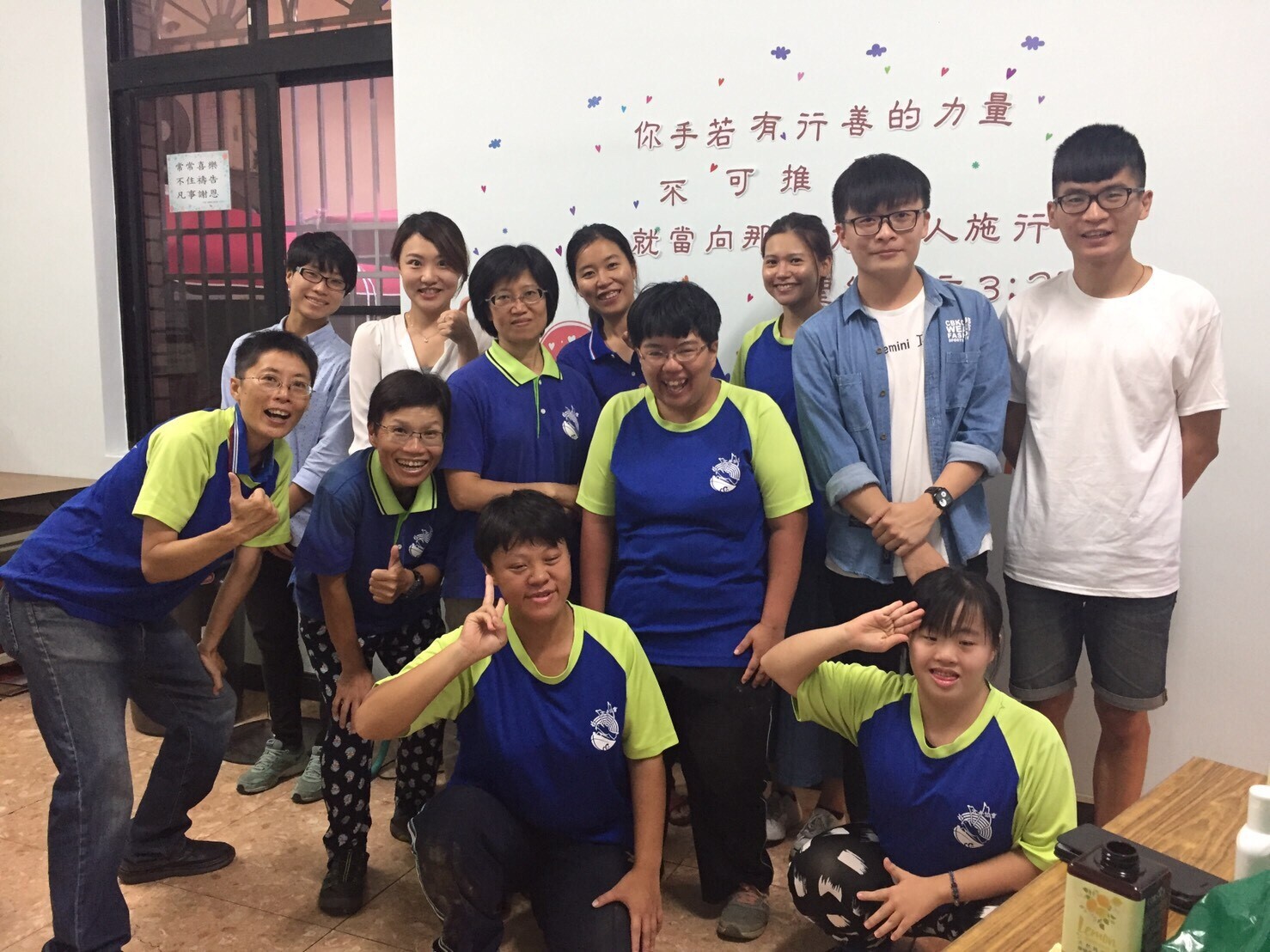 (圖：中山數位行銷學生團隊與方舟志工及成員合照，右一為負責新包裝設計的顏仲鑫同學。社團法人高雄市方舟就業服務協會提供)圖片