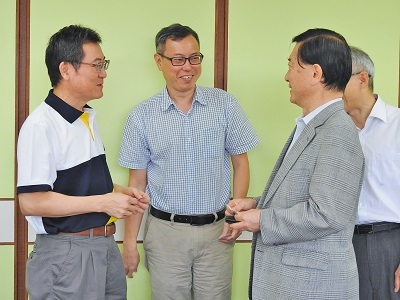 管院主管與何野宏和院長交換名片圖片