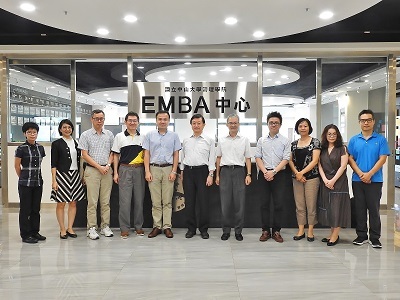 管院主管與何野宏和院長於EMBA中心合影圖片