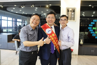 凃忠正學長(中)與中山EMBA林東清執行長(左)、管院陳世哲院長(右)合影圖片