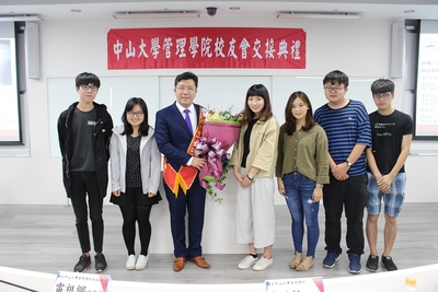 同為凃忠正「老師」的學長接受學生獻花祝賀圖片