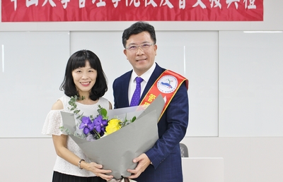 凃忠正學長接受學嫂的獻花圖片