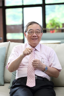 已故教育部終身國家講座、中山大學資訊管理學系教授梁定澎獲頒國立中山大學110學年度學術卓越類傑出校友圖片
