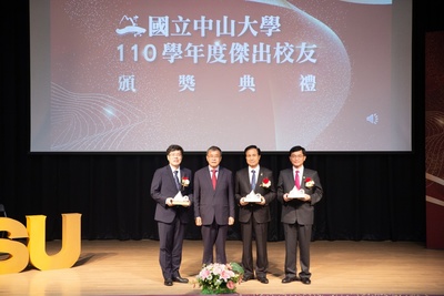 鄭英耀校長(左二)與現場傑出校友得獎人圖片