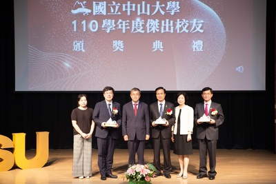 傑出校友得獎人夫人一同合影圖片