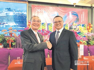 高雄市不動產開發公會15日改選理監事，由現任理事長張永義（左）交棒給欣巴巴董事長黃烱輝（右）。圖／顏瑞田圖片