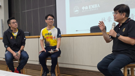 林豪傑院長引導兩位學長從戈壁經驗延伸至企業經營，探討領導者如何管理未知、凝聚團隊並在挑戰中創造價值。圖片