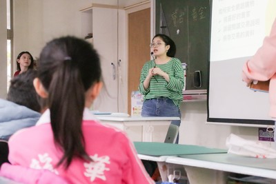 Interaction among students of the “Information Literacy and Ethics” course and students of the Longhua Elementary School.