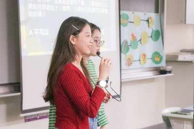 Interaction among students of the “Information Literacy and Ethics” course and students of the Longhua Elementary School.