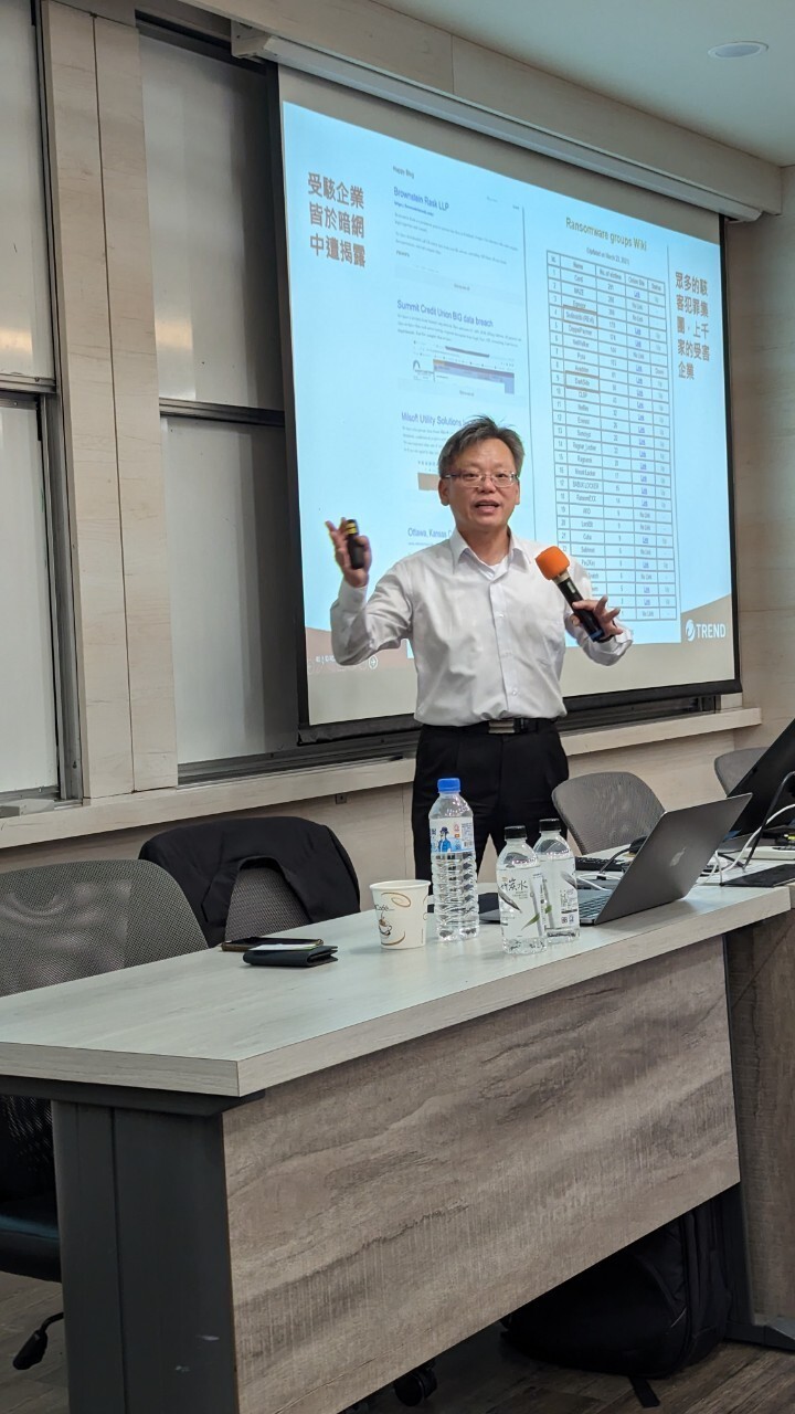 賣力演講的洪經理—正在分享歐洲公司損失慘重事件圖片