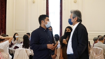 International students chatting with EMBA alumniImage
