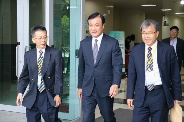 中山大學公共事務管理研究所今（４）日慶祝創所25週年，立法院長蘇嘉全（中）身為中山公事所傑出校友，也親返母校祝賀公事所生日快樂。左為中山公事所所長郭瑞坤、右為中山大學校長鄭英耀。圖片