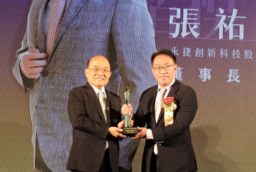 永捷創新董事長張祐銘(右)獲第45屆創業楷模；圖為行政院院長蘇貞昌親臨頒獎。(圖片來源：葉圳轍(工商時報))圖片