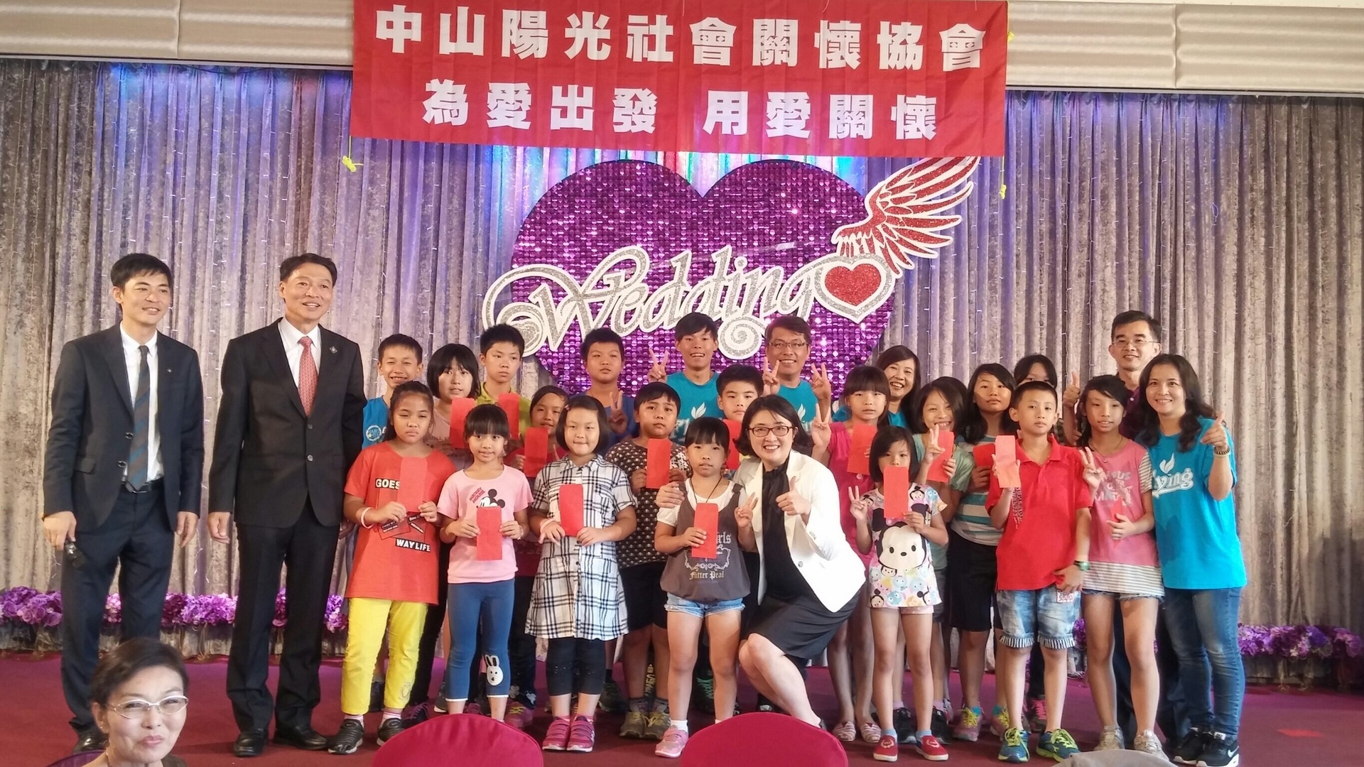 高雄社會局姚雨靜局長 頒發飛掦協會及飛夢林學生獎學金圖片