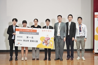 The team with the winning CSR project proposal for CSRC Group. From the left are Yu-Xiu Lin, Yi-Chen Wu, representative of CSRC, Yu-Hung Cheng, Yan-Ruei Pan, You-Fong Wu, and team counselor.