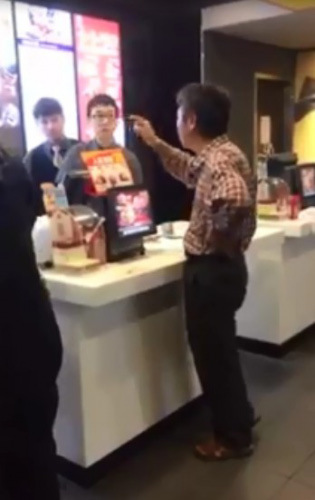 台灣近年出現不少奧客，圖為一名中年男子走進新竹市經國路一家麥當勞，點了280個雙層牛肉漢堡後一去不回，店家損失慘重。翻攝照片圖片