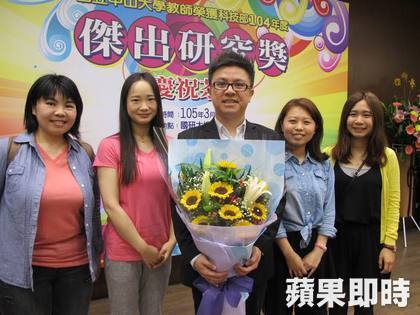 中山大學人管所副教授紀乃文（圖右三）研究工作心情與行為等專題獲獎，開心與學生合影。周昭平攝圖片