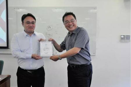 ▲林東清執行長向趙本昶先生頒發感謝狀圖片