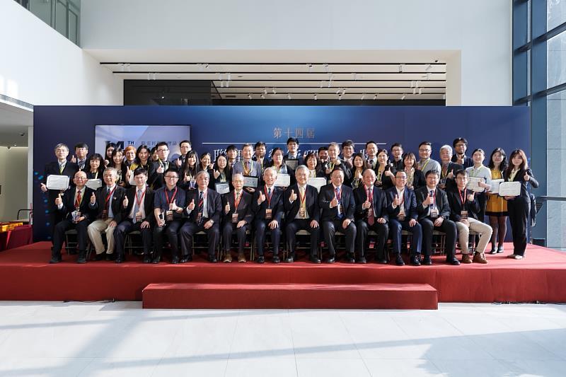 現場貴賓與得獎者合影留念 （照片出處：中央社）圖片