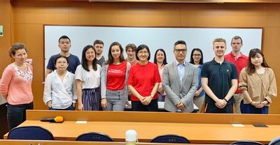 演講後合影，右四為義守大學國際企業經營學系的Supaporn Chalapati助理教授、右三為中山管院IBMBA高永鎮老師圖片