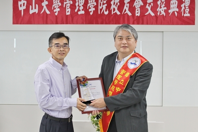 管院陳世哲院長(左)頒發傑出校友獎給顏家祺學長(右)圖片