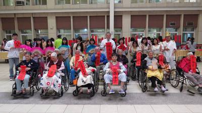 顏家祺學長(後排中)和病友一起參加寫春聯活動，照片來源民生醫院臉書