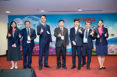 中山CSEMBA跟上海同濟組成「兩岸同心圓」隊獲得商管盃個案分析賽兩岸組最佳團隊獎(EMBA商管聯盟提供)圖片