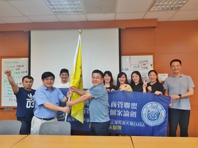 兩岸同心圓隊賽前模擬會議，CSEMBA林豪傑班主任授旗給隊員，象徵旗開得勝圖片