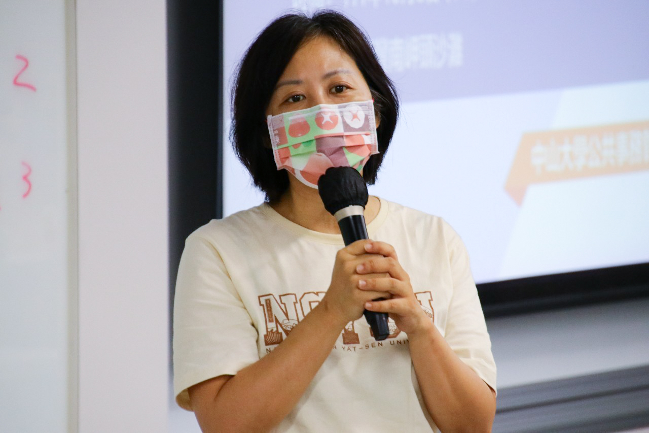 Yen-wen Peng, Director of the Institute of Public Affairs Management of NSYSU’s College of Management gives instructions to the young people before the beach cleaning eventImage