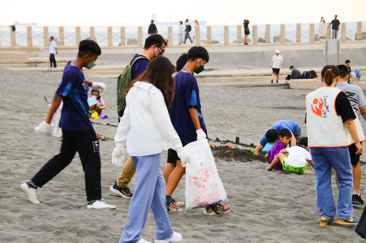 Beach cleaning eventImage